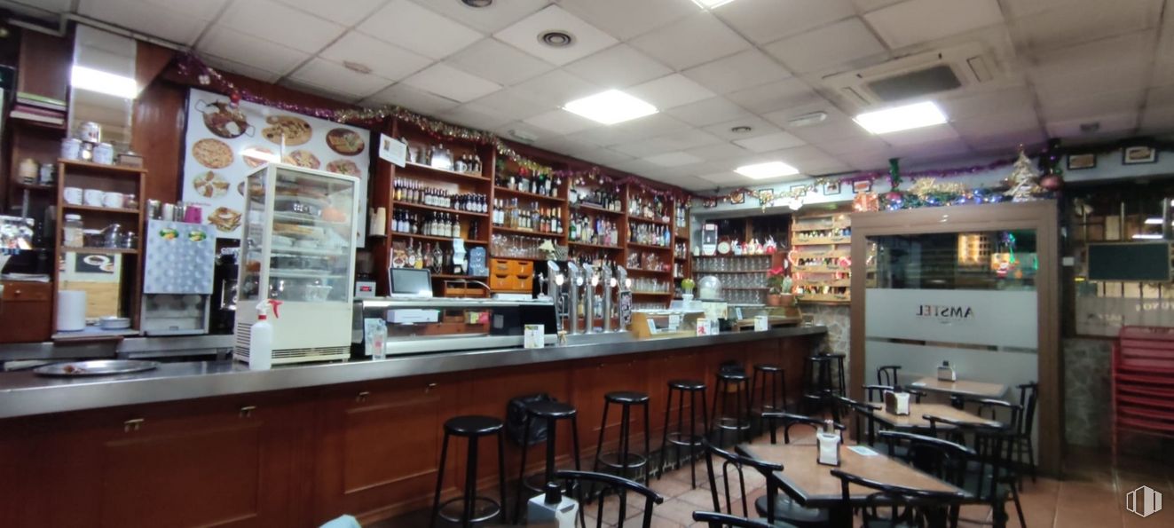 Local en alquiler en Calle Maqueda, 138, La Latina, Madrid, 28024 con taburete, mueble, establecimiento de bebidas, mesa, estante, barware, estantería, diseño de interiores, venta minorista y silla alrededor