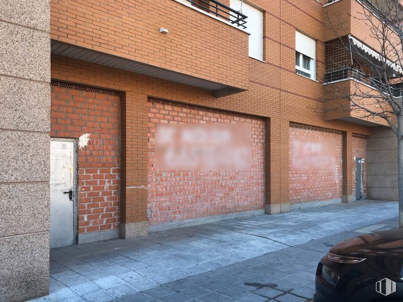 Retail for rent at Calle Federico García Lorca, 1, Azuqueca de Henares, Guadalajara, 19200 with car, window, building, road surface, brickwork, brick, automotive lighting, wood, sidewalk and wall around