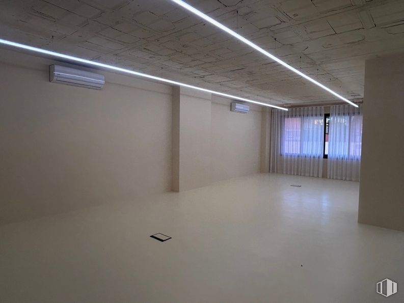 Oficina en alquiler en Calle Orense, 68, Tetuán, Madrid, 28020 con lámpara, hall, suelo, suelos, techo, edificio, vidrio, espacio, evento y accesorio alrededor