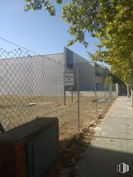 Suelo en venta en Calle Carpinteros, Boadilla del Monte, Madrid, 28660 con edificio, mesa de trabajo, cielo, árbol, sombra, planta, superficie de la carretera, terreno, diseño urbano y asfalto alrededor