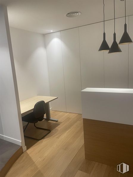 Oficina en venta en Calle Serrano, 213, Chamartín, Madrid, 28016 con alumbrado, mesa, silla, edificio, madera, interiorismo, suelos, suelo, beige y pared alrededor