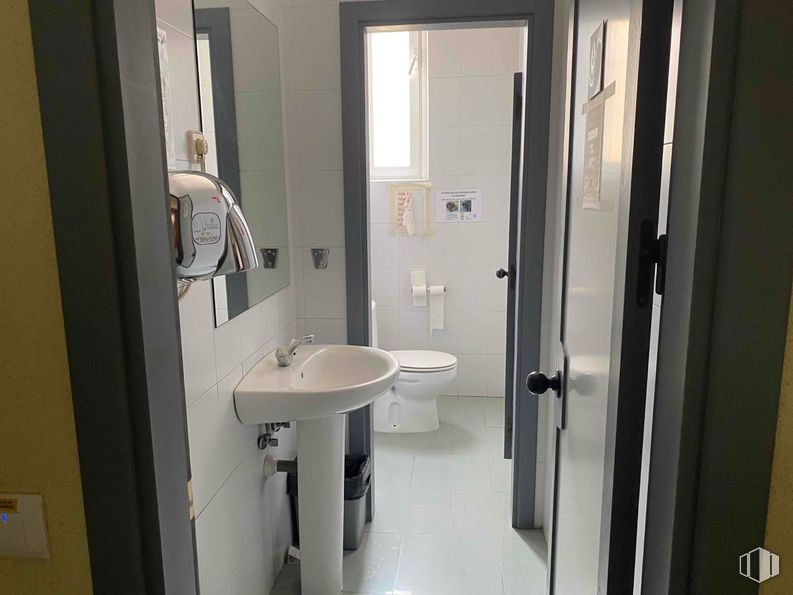 Industrial for sale at Zona industrial, Arganda del Rey, Madrid, 28500 with toilet, sink, bathroom sink, tap, plumbing fixture, fixture, bathroom, mirror, door and building around