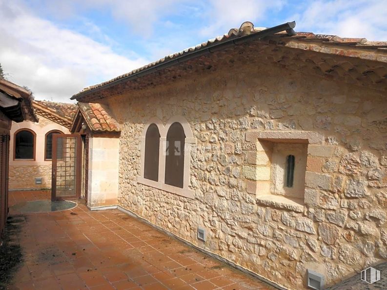 Retail for sale at Zona Centro, Sepúlveda, Segovia, 40300 with window, house, cloud, sky, building, cottage, wood, brick, door and plant around