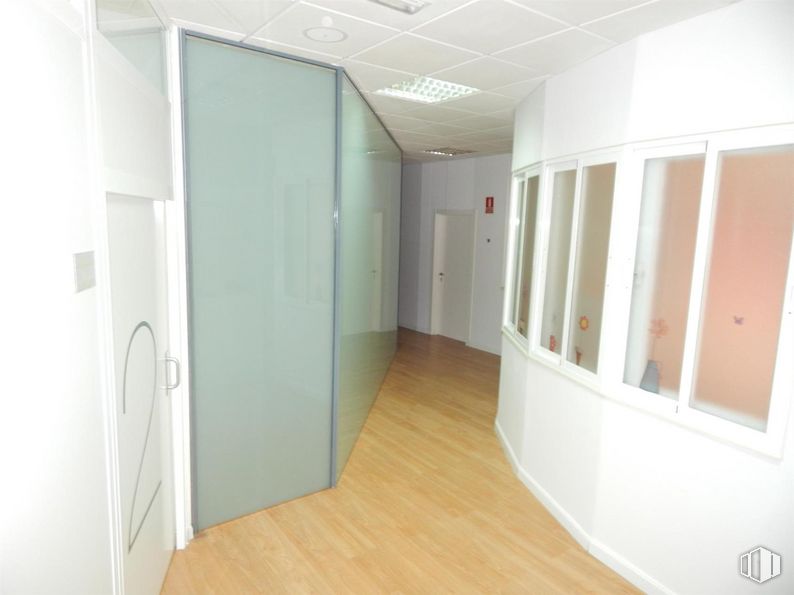 Retail for rent at Calle Jardín del Recreo, Ávila, 05001 with door, light fixture, fixture, wood, flooring, building, floor, hall, hardwood and house around