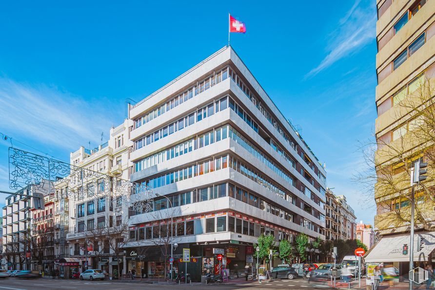 Oficina en alquiler en Calle Núñez de Balboa, 35, Salamanca, Madrid, 28001 con edificio, cielo, propiedad, nube, azul, bloque de torre, condominio, diseño urbano, edificio comercial y área residencial alrededor