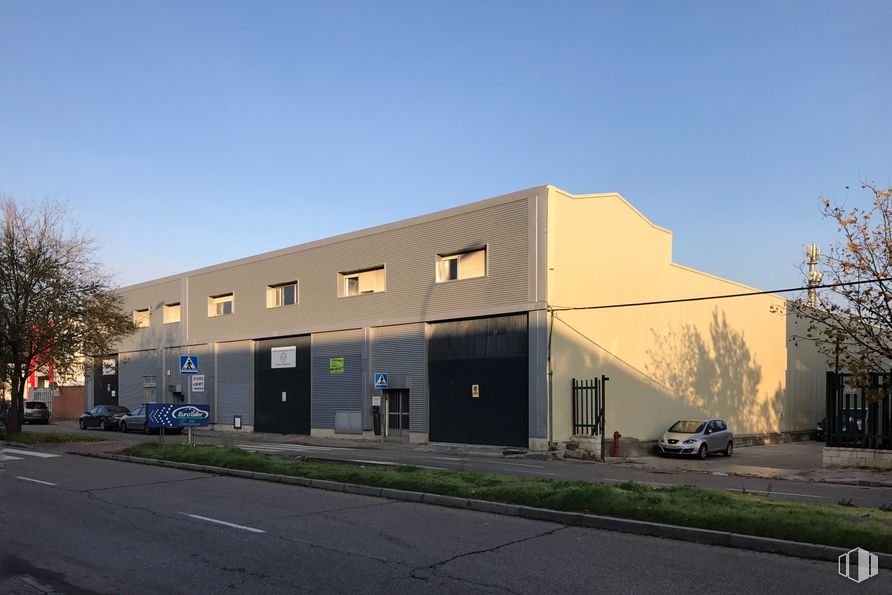 Nave en venta en Calle Resina, 28, Villaverde, Madrid, 28021 con edificio, cielo, neumático, propiedad, planta, rueda, árbol, vehículo, superficie de carretera y asfalto alrededor