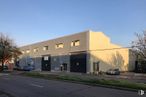 Industrial for sale at Calle Resina, 28, Villaverde, Madrid, 28021 with building, sky, tire, property, plant, wheel, tree, vehicle, road surface and asphalt around