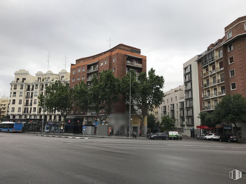 Oficina en alquiler en Glorieta Embajadores, Arganzuela, Madrid, 28012 con edificio, nube, cielo, ventana, coche, árbol, diseño urbano, superficie de la carretera, condominio y vehículo alrededor