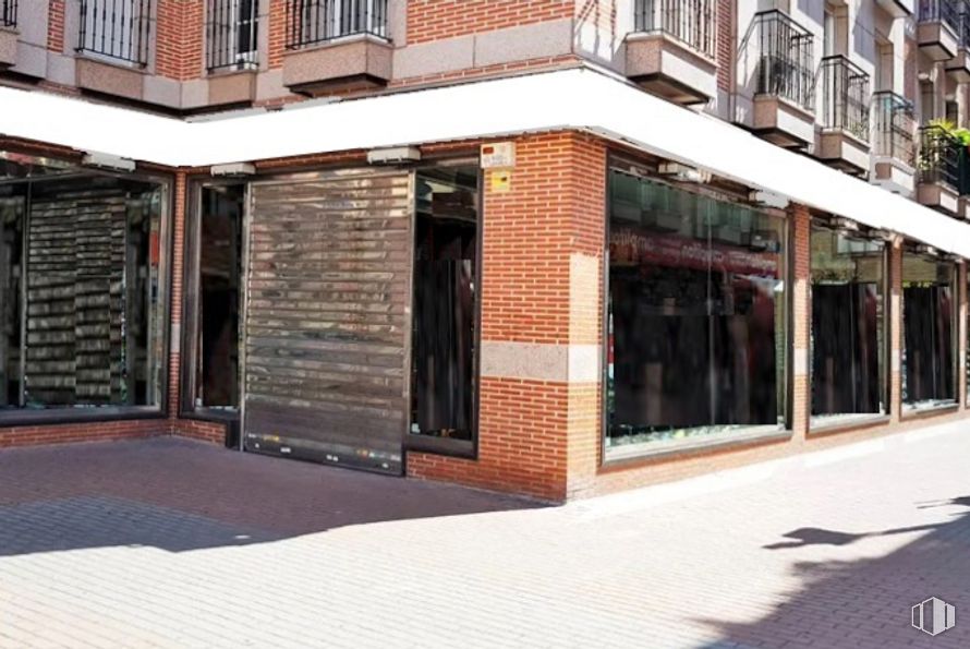 Local en venta en Plaza de Ventura Rodríguez, 3, Leganés, Madrid, 28912 con edificio, ventana, madera, sombra, ladrillo, albañilería, zona residencial, diseño urbano, condominio y fachada alrededor