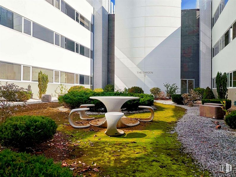 Oficina en alquiler en Regus Tres Cantos, Ronda Poniente, 2, Tres Cantos, Madrid, 28760 con planta, edificio, durante el día, propiedad, ventana, hoja, botánica, alumbrado, diseño urbano y hierba alrededor