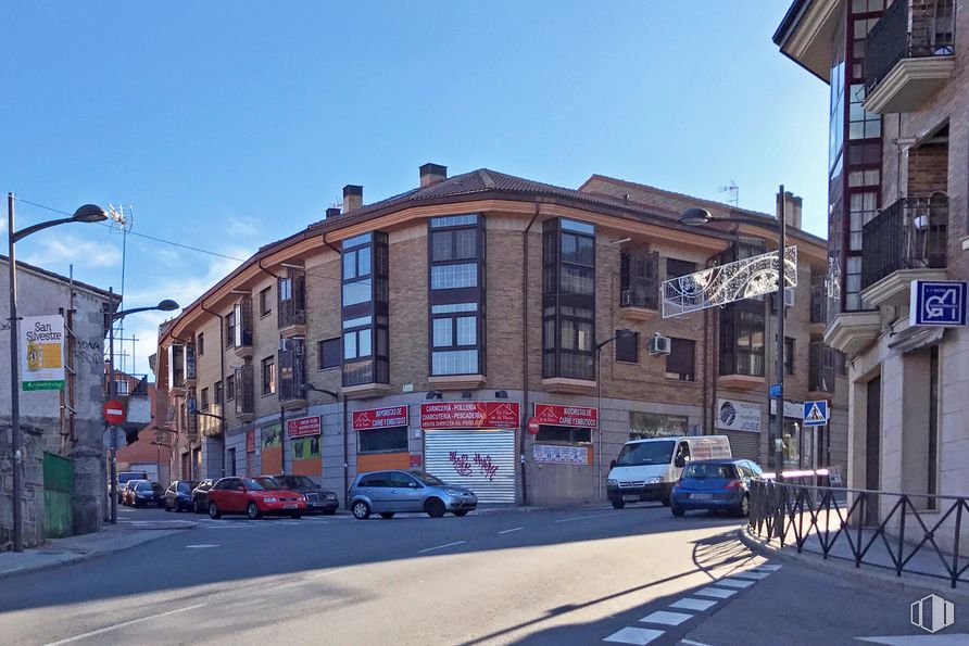 Local en alquiler en Calle Veracruz, 2, Galapagar, Madrid, 28260 con coche, edificio, cielo, rueda, ventana, luz de la calle, vehículo, neumático, azul y superficie de carretera alrededor