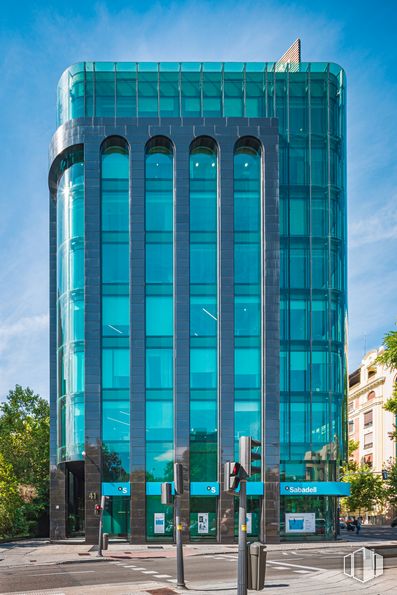 Oficina en alquiler en Paseo Castellana, 41, Chamberí, Madrid, 28046 con edificio, cielo, planta, azul, ventana, azur, nube, árbol, bloque de torres y diseño urbano alrededor