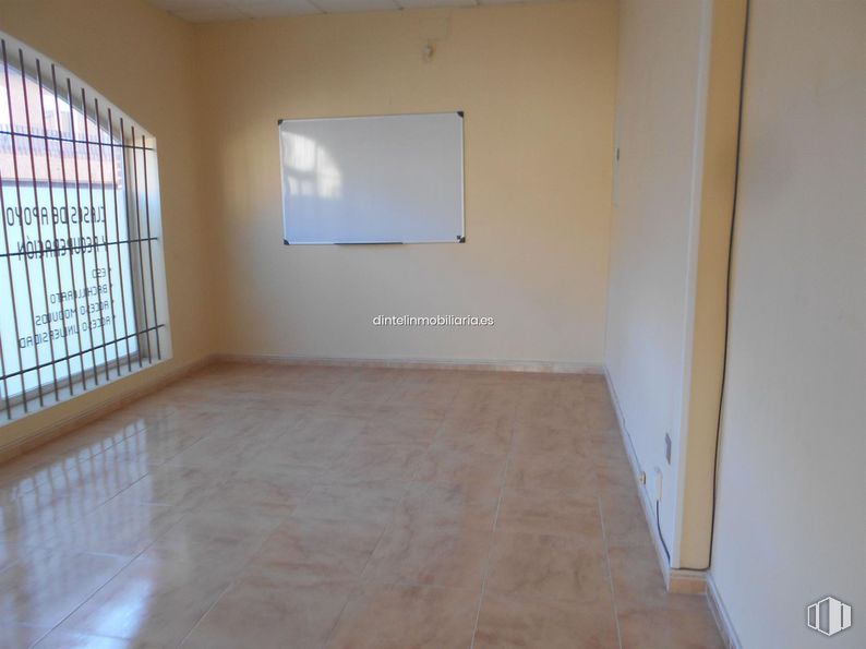 Local en alquiler y venta en Zona Sur-Toledana, Ávila, 05003 con pizarra, ventana, suelos, suelo, suelo de baldosas, techo, hall, material de construcción, tinte para madera y iluminación natural alrededor