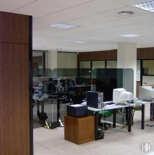 Oficina en alquiler y venta en Edificio Antares, Calle Fábricas, 8, Alcorcón, Madrid, 28923 con mueble, mesa, ordenador, pantalla de ordenador, propiedad, ordenador personal, escritorio, estantería, edificio y escritorio de ordenador alrededor