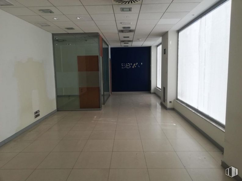 Local en alquiler y venta en Calle Gijón, Fuenlabrada, Madrid, 28942 con puerta, accesorio, interiorismo, suelo, suelos, hall, techo, evento, vidrio y transparencia alrededor