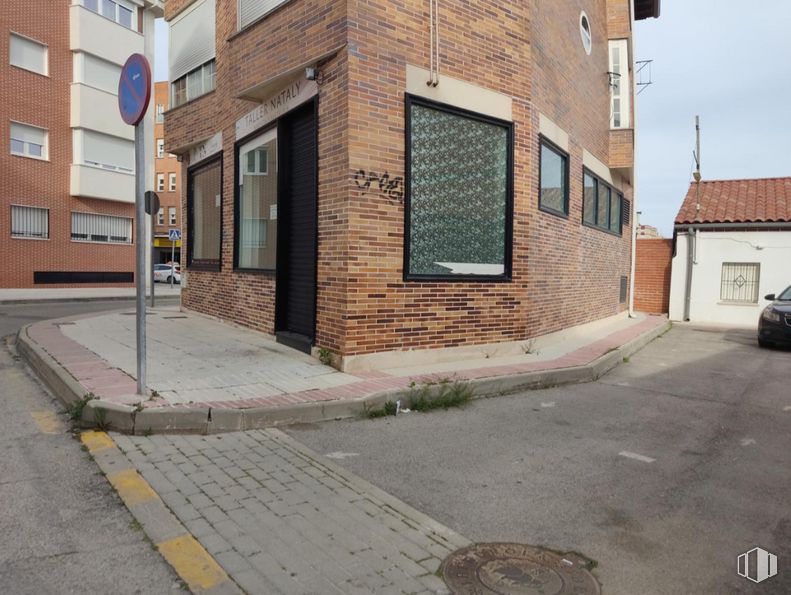 Retail for sale at Calle Getafe, 10, Fuenlabrada, Madrid, 28944 with building, property, window, road surface, asphalt, brickwork, brick, urban design, neighbourhood and wood around