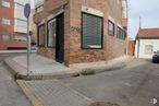 Retail for sale at Calle Getafe, 10, Fuenlabrada, Madrid, 28944 with building, property, window, road surface, asphalt, brickwork, brick, urban design, neighbourhood and wood around