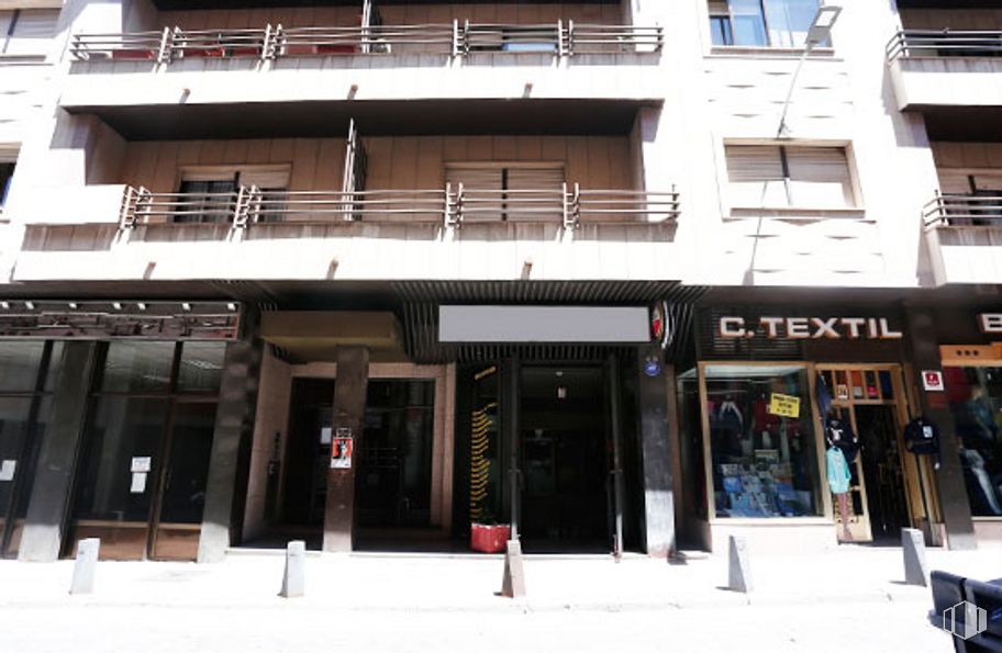 Retail for sale at Calle Doctor Fleming, 22, Ávila, 05001 with window, building, property, real estate, facade, commercial building, city, urban area, mixed-use and condominium around