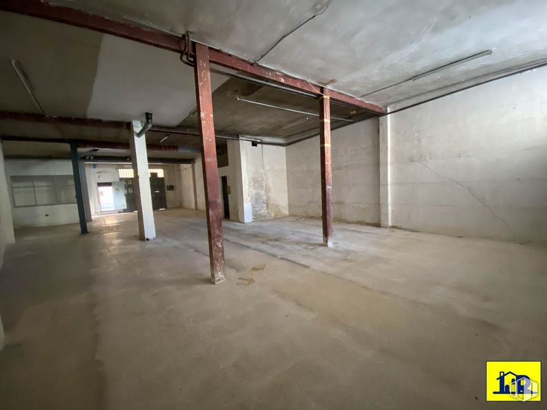 Industrial for sale & for rent at Centro urbano, Cuenca, 16004 with flooring, floor, wood, composite material, fixture, ceiling, concrete, house, hall and darkness around