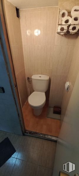 Local en venta en Calle San José, Collado Villalba, Madrid, 28400 con inodoro, marrón, asiento del inodoro, cuarto de baño, accesorio, morado, madera, suelo, edificio y suelos alrededor