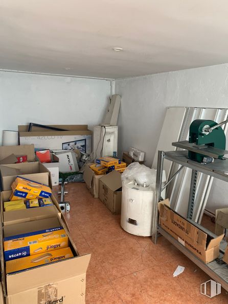 Nave en alquiler y venta en Calle Constitución, 84, Fuenlabrada, Madrid, 28946 con caja de envío, suelo, madera, suelos, electrodoméstico, casa, ebanistería, edificio, madera dura y techo alrededor