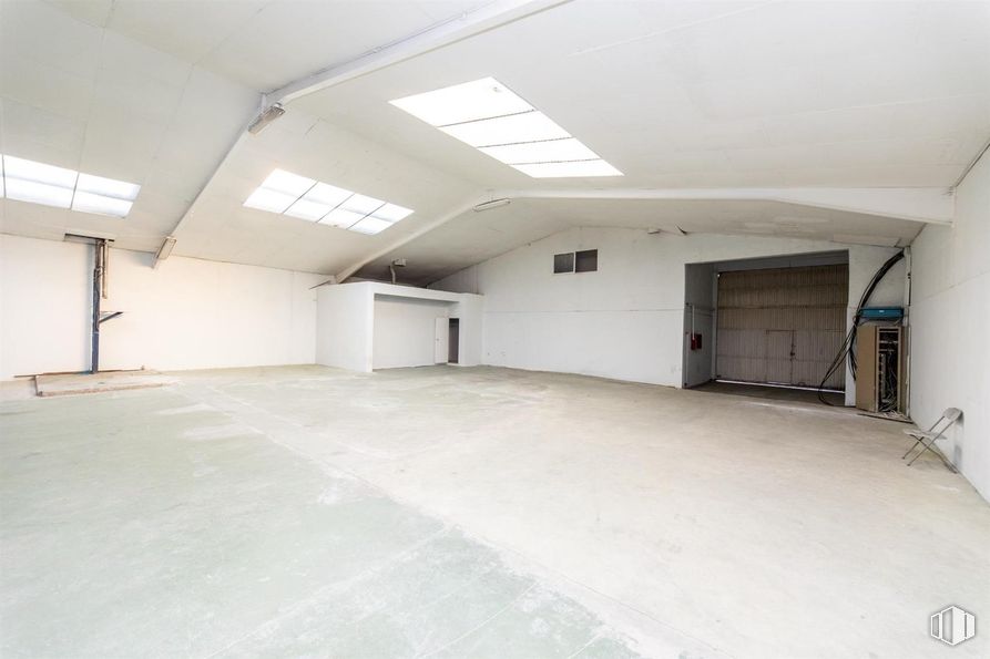 Industrial for rent at Calle Castrobarto, Barajas, Madrid, 28042 with light fixture, lighting, flooring, floor, ceiling, hall, concrete, daylighting, design and plaster around