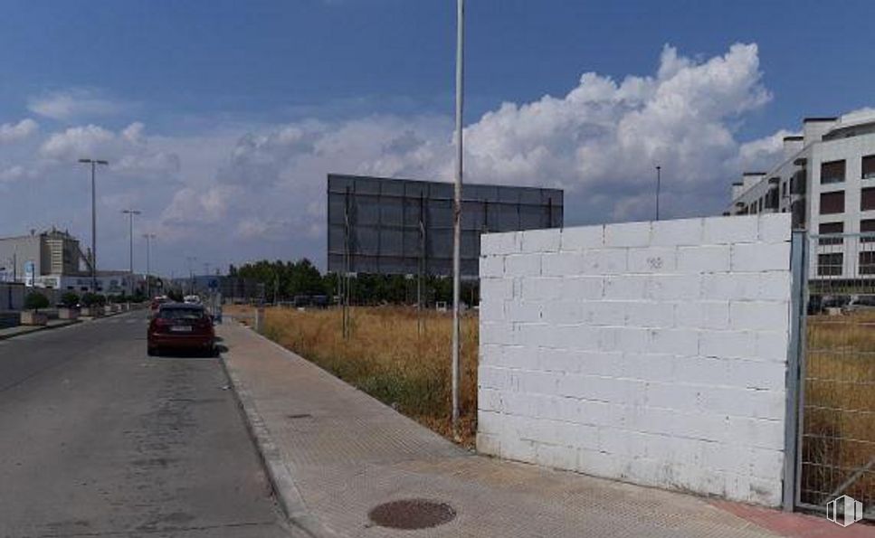 Land for sale at Avenida Francisco Aguirre, Talavera de la Reina, Toledo, 45600 with building, sky, cloud, car, plant, street light, road surface, asphalt, land lot and tree around