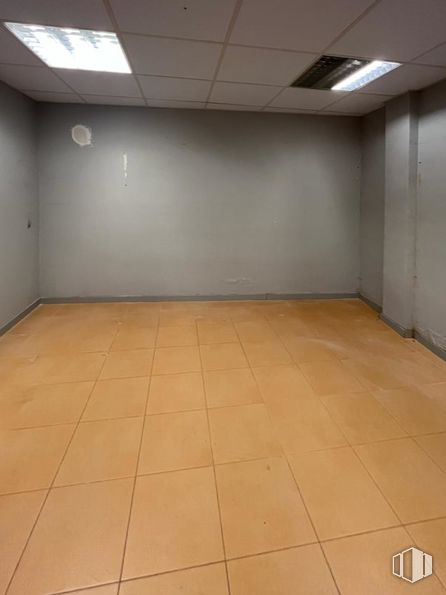 Local en alquiler en Calle Soria, Alcorcón, Madrid, 28921 con accesorio, suelo de baldosas, piso, suelo, edificio, pasillo, madera, propiedad material, puerta y techo alrededor