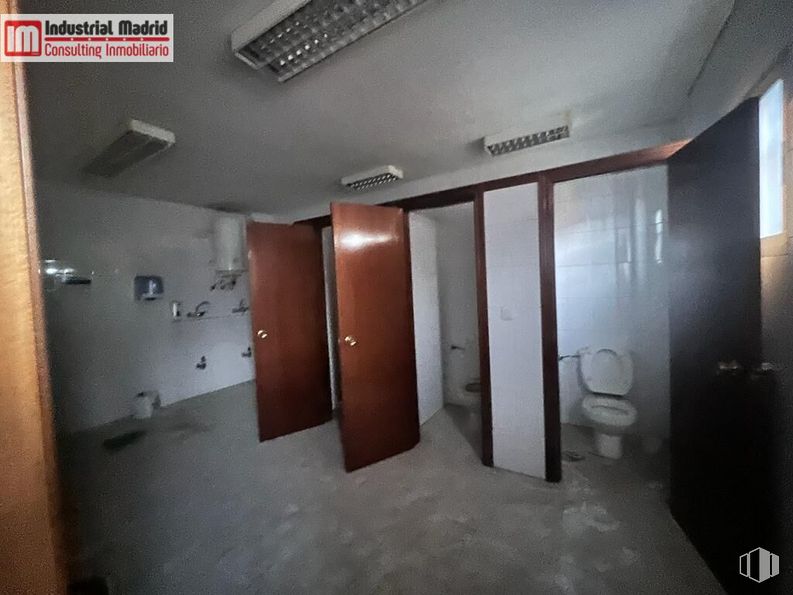 Industrial for sale at Polígono Industrial San Roque, Arganda del Rey, Madrid, 28500 with toilet, door, computer keyboard, fixture, building, flooring, composite material, ceiling, glass and space around