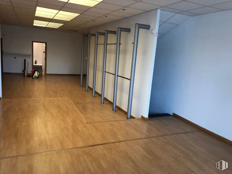 Nave en venta en Carretera Ajalvir, 1, Alcalá de Henares, Madrid, 28806 con pasillo, madera, piso, suelo, accesorio, madera, tinte para madera, techo, tablón y suelos laminados alrededor