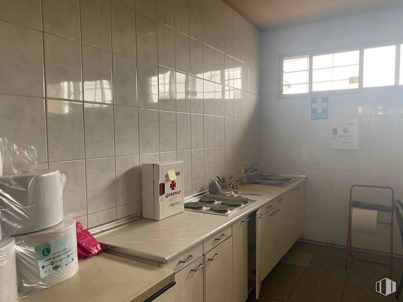 Industrial for sale at Polígono Azque, Alcalá de Henares, Madrid, 28808 with countertop, window, tap, kitchen sink, cabinetry, sink, property, building, plumbing fixture and kitchen around