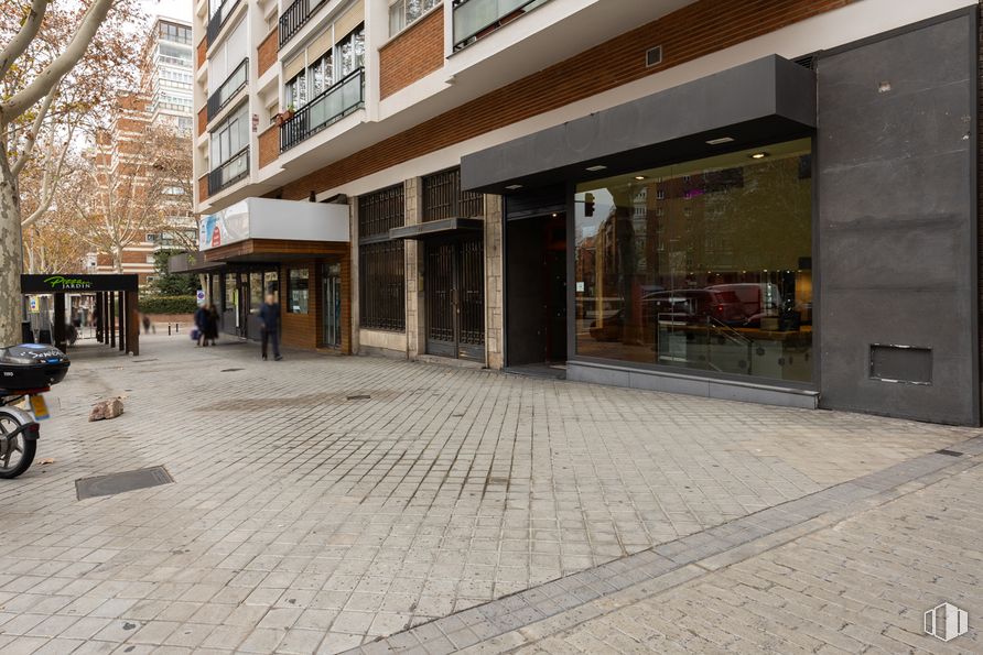 Retail for sale at Paseo San Francisco de Sales, 27, Chamberí, Madrid, 28003 with building, tire, road surface, wheel, urban design, tree, sidewalk, plant, window and city around