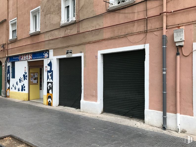 Local en alquiler en Carretera de Andalucía, 39, Aranjuez, Madrid, 28300 con ventana, puerta, superficie de carretera, infraestructura, asfalto, accesorio, madera, ladrillo, barrio y edificio alrededor