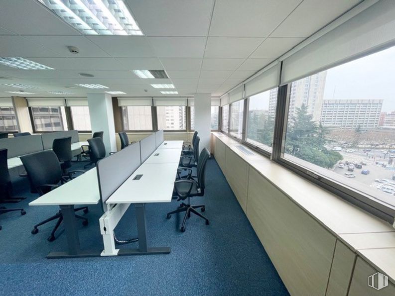 Oficina en alquiler en Edificio Cuzco III, Paseo Castellana, 135, Tetuán, Madrid, 28046 con silla, edificio, mesa, escritorio, mueble, silla de oficina, interiorismo, suelo, ventana y suelos alrededor