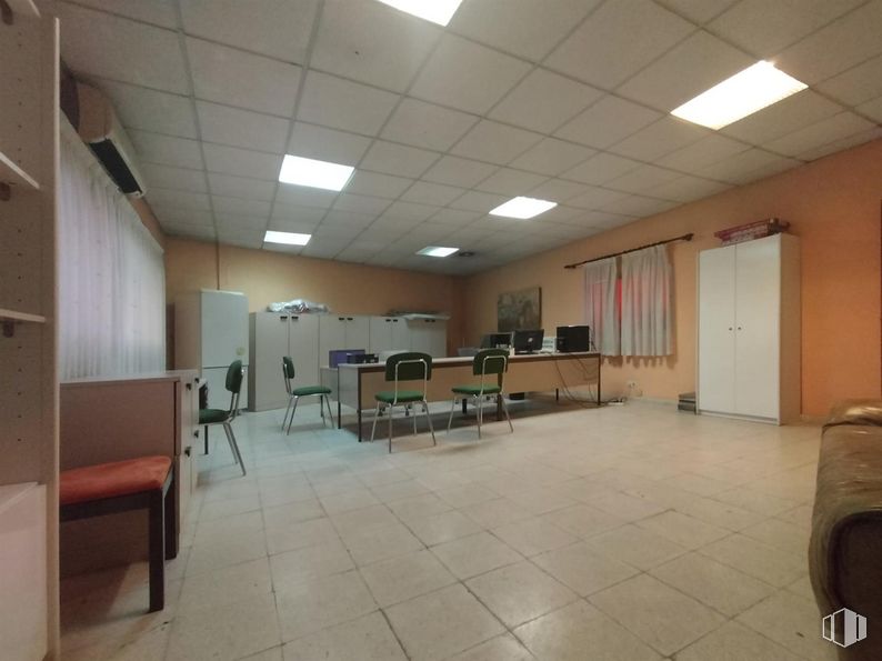 Nave en alquiler y venta en Avenida San Pablo, 31, Coslada, Madrid, 28823 con alumbrado, lámpara, silla, armario, interiorismo, suelo, hall, suelos, techo y evento alrededor