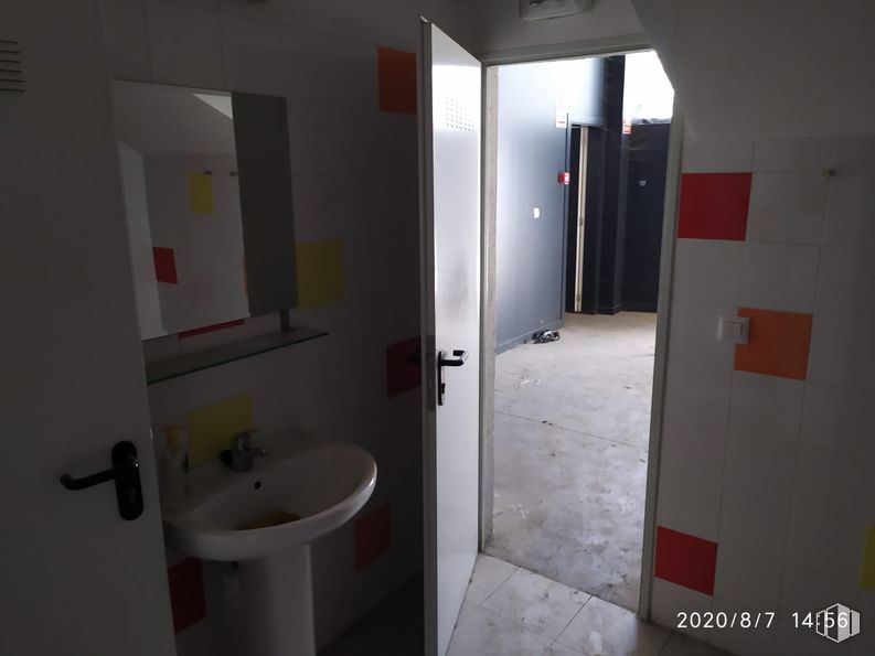 Nave en venta en Avenida Américas, Coslada, Madrid, 28820 con fregadero, accesorio de plomería, espejo, grifo, propiedad, lavabo, edificio, baño, interiorismo y accesorio alrededor