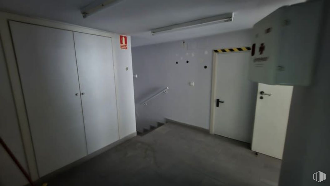 Retail for sale at Avenida Libertad, Leganés, Madrid, 28917 with door, wardrobe, cupboard, flooring, floor and ceiling around