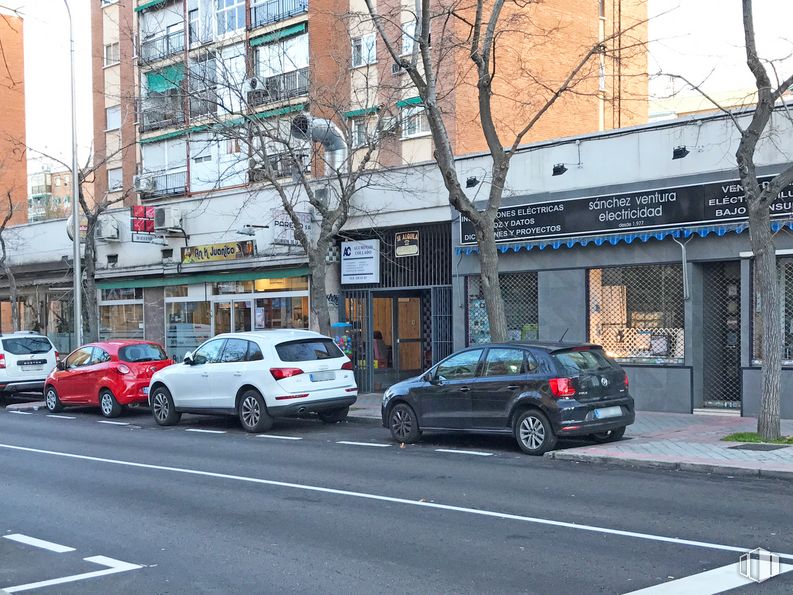 Local en alquiler en Avenida Padre Piquer, 29, La Latina, Madrid, 28024 con coche, rueda, luz de estacionamiento, neumático, vehículo terrestre, vehículo, edificio, vehículo de motor, ventana y matrícula del vehículo alrededor