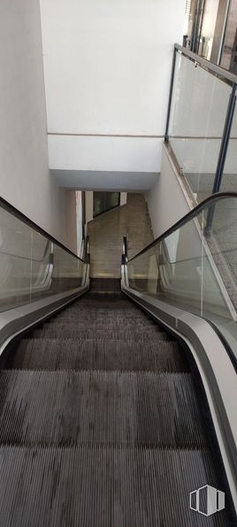 Local en alquiler en Calle Robla, Fuenlabrada, Madrid, 28947 con escalera mecánica, escaleras, madera, accesorio, gris, edificio, suelo, piso, rectángulo y paralelo alrededor