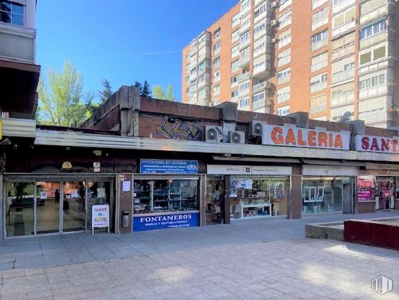 Retail for sale at Calle Puentelarra, Villa de Vallecas, Madrid, 28031 with building, property, window, sky, neighbourhood, urban design, commercial building, facade, real estate and city around