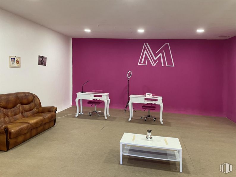 Retail for rent at Avenida Madridejos, 47, Villacañas, Toledo, 45860 with couch, table, coffee table, property, furniture, purple, decoration, comfort, interior design and floor around