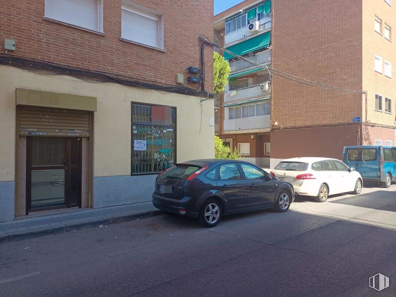 Local en alquiler y venta en Calle San Andrés, Fuenlabrada, Madrid, 28945 con coche, ventana, edificio, neumático, luz de estacionamiento, rueda, vehículo terrestre, vehículo, matrícula del vehículo y luces traseras y de freno alrededor