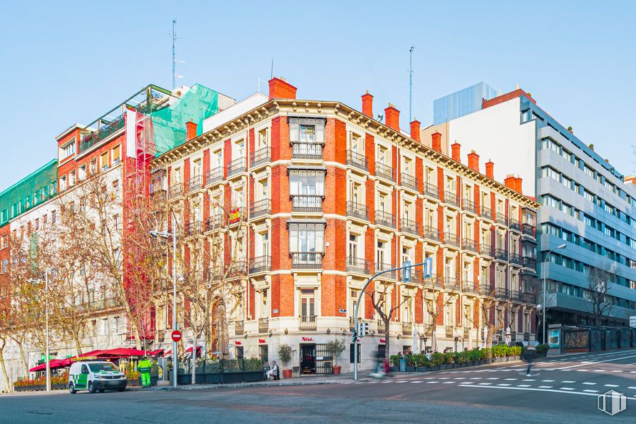 Oficina en alquiler en Calle Serrano, 110, Salamanca, Madrid, 28006 con edificio, cielo, día, ventana, diseño urbano, planta, condominio, barrio, bloque torre y fachada alrededor