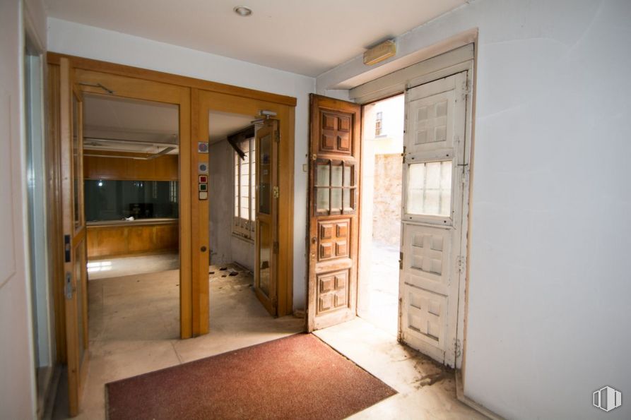 Office for sale & for rent at Casco histórico, Toledo, 45001 with door, building, furniture, cabinetry, fixture, wood, window, house, interior design and hall around