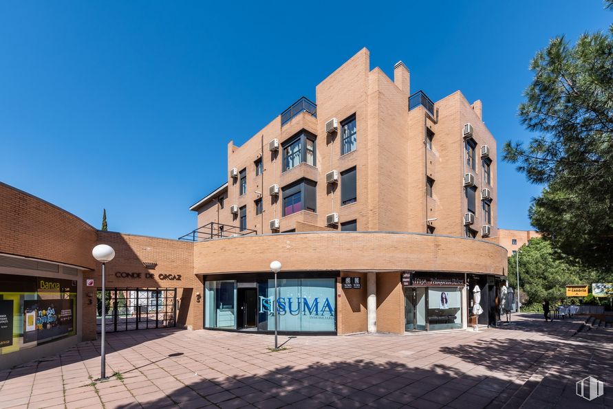 Local en alquiler en Calle Torrecilla del Puerto, 5, Ciudad Lineal, Madrid, 28043 con edificio, cielo, ventana, árbol, diseño urbano, zona residencial, edificio comercial, condominio, fachada y ciudad alrededor