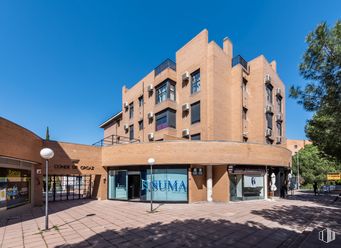 Local en alquiler en Calle Torrecilla del Puerto, 5, Ciudad Lineal, Madrid, 28043 con edificio, cielo, ventana, árbol, diseño urbano, zona residencial, edificio comercial, condominio, fachada y ciudad alrededor