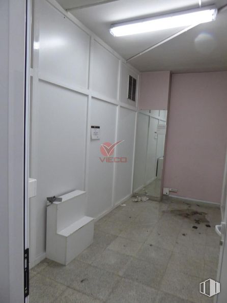 Retail for sale & for rent at Calle Hermanos Becerril, Cuenca, 16004 with building, fixture, floor, flooring, bathroom, composite material, gas, door, ceiling and aluminium around