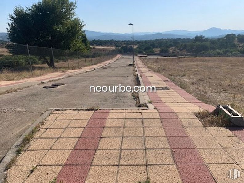 Land for sale at Calle Puente Pasil, El Tiemblo, Ávila, 05270 with sky, road surface, land lot, asphalt, thoroughfare, line, tree, plant, grass and road around