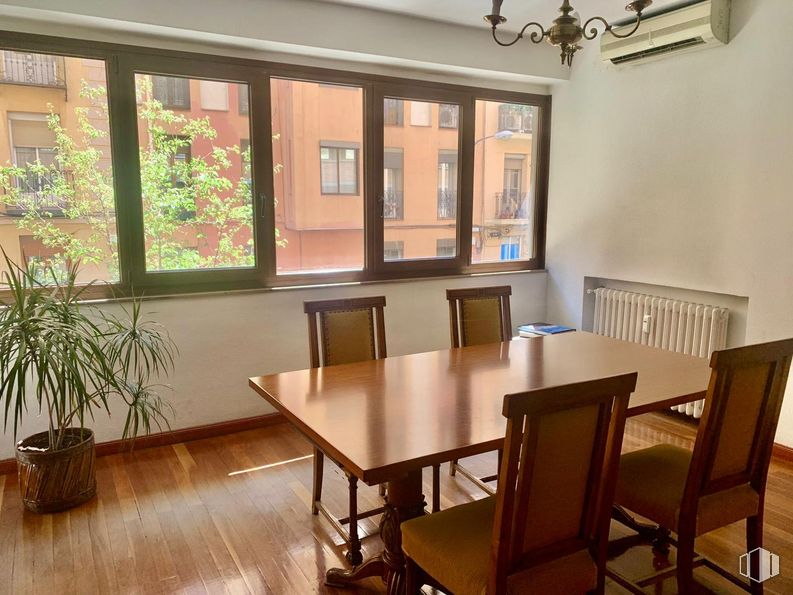 Oficina en alquiler en Zona Ríos Rosas, Chamberí, Madrid, 28003 con silla, mesa de cocina y comedor, planta de interior, alumbrado, lámpara, candelabro, mesa, maceta, planta y mueble alrededor