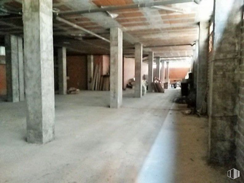 Retail for sale & for rent at Calle Agustín Rodríguez Sahagún, Ávila, 05003 with flooring, floor, hall, fixture, composite material, wood, building material, ceiling, event and concrete around